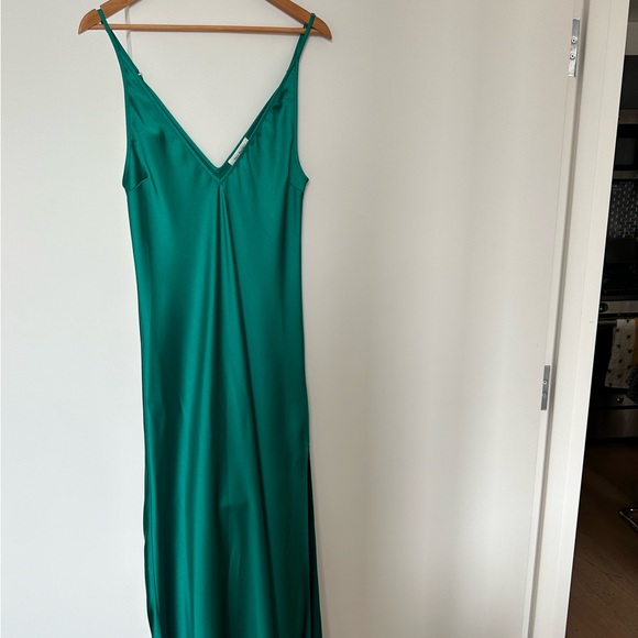 There was one emerald maxi dress - Picture 1 of 5